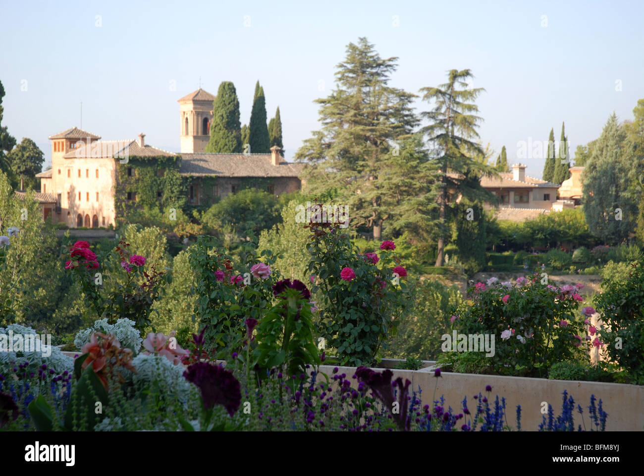 Vue depuis les jardins du Généralife vers le Parador , l'Alhambra, Grenade, Andalousie, Espagne Banque D'Images