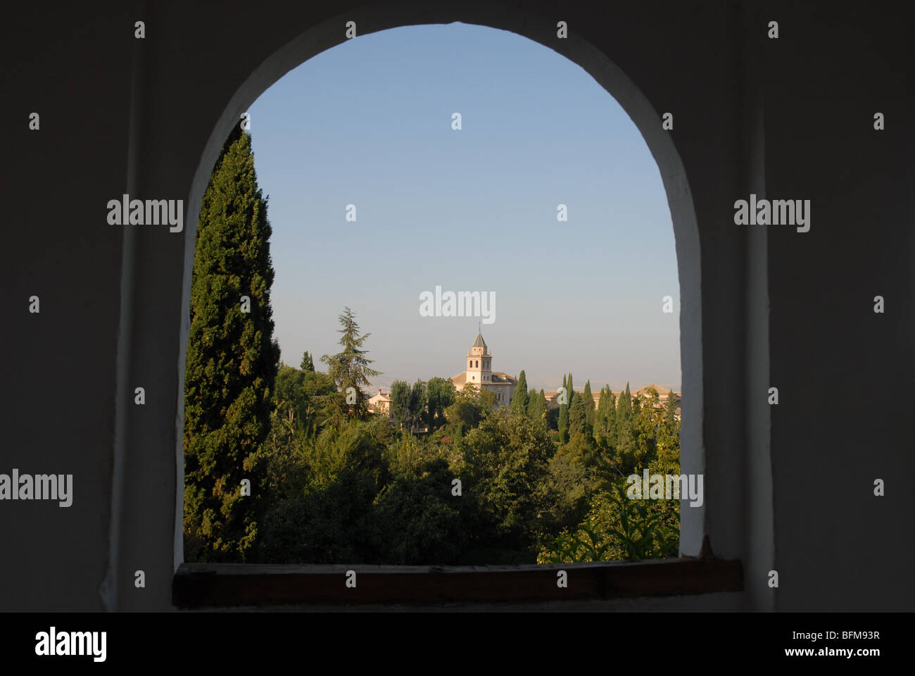 Vue à l'arc d'un mirador du Generalife vers le Palais de l'Alhambra, Grenade, Andalousie, Espagne Banque D'Images