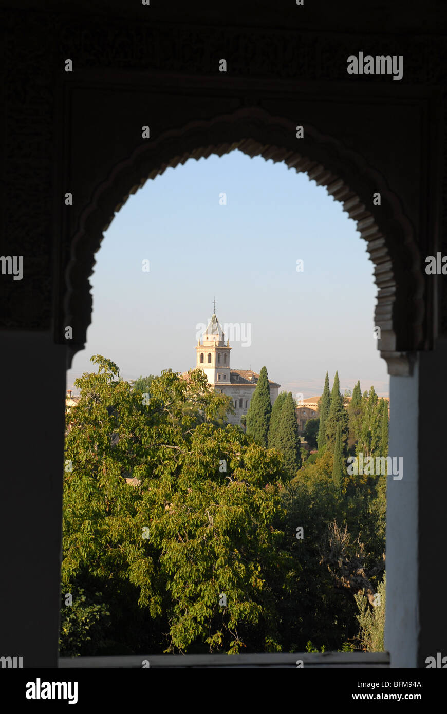 Vue à travers une arche d'un mirador du Generalife vers le Palais de l'Alhambra, Grenade, Andalousie, Espagne Banque D'Images