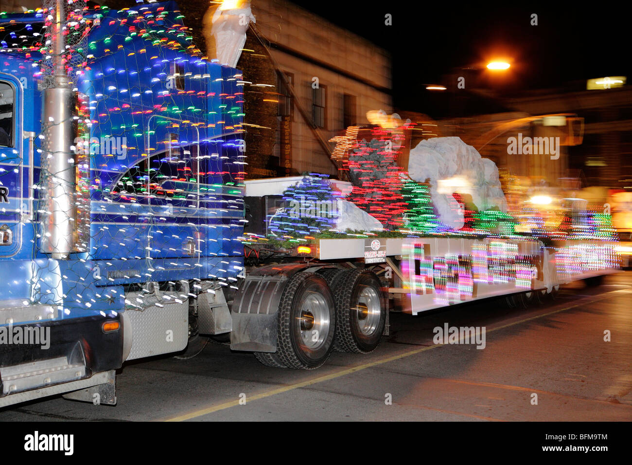 Chariot avec Xmas lights en 2009 Victoria Parade du Père Noël au centre-ville de Victoria, Colombie-Britannique, Canada. Banque D'Images