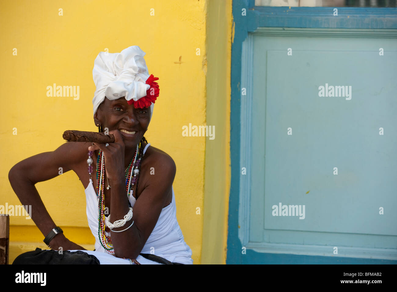 Femme fumant un cigare de La Havane, Cuba Banque D'Images