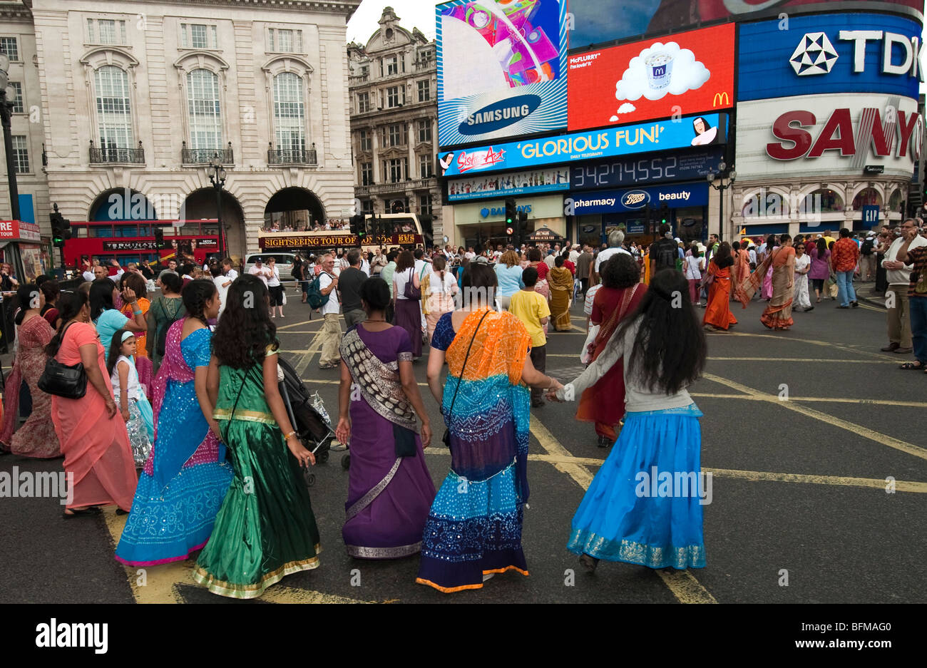 Un groupe de femmes portant des saris à la procession pour la fête hindoue Ratha Yatra de chars à London UK Banque D'Images