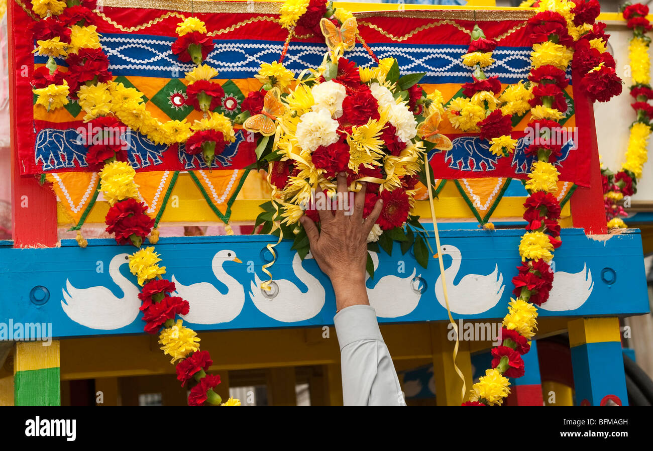 Un adorateur touchant l'un des chars au cours des célébrations de la fête hindoue Ratha Yatra de chars à Londres Banque D'Images