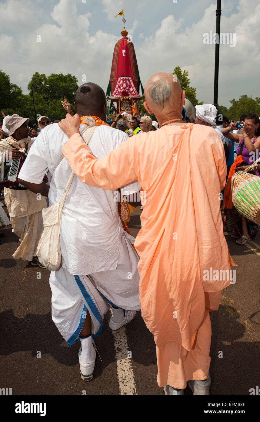 Deux dévots Hare Krishna assister aux célébrations de la fête hindoue Ratha Yatra de chars à London UK Banque D'Images
