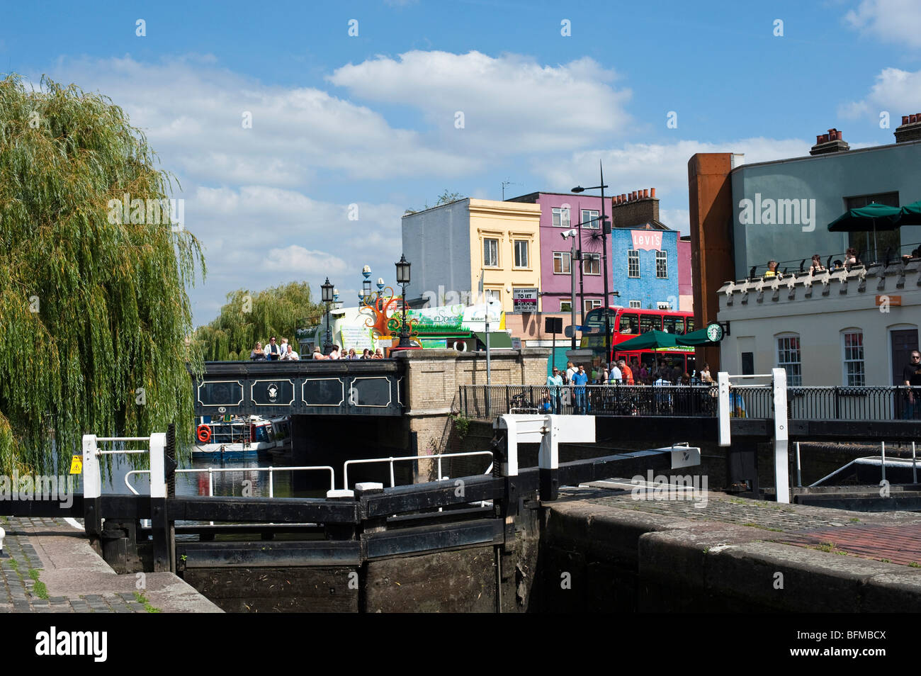 Le Hampstead Road lock sur le Regent's Canal, Camden Town, London Banque D'Images