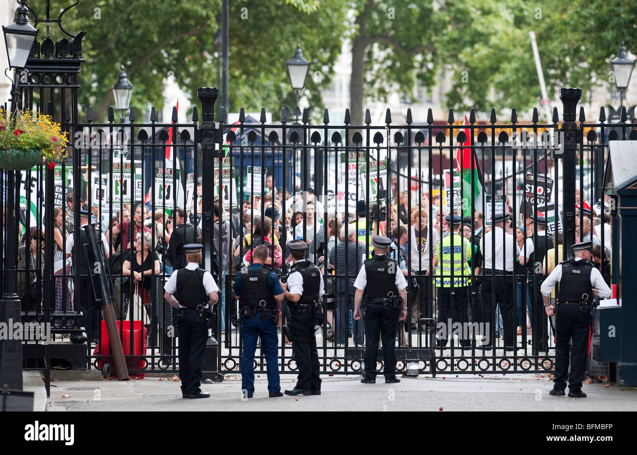 Manifestation devant n10 Downing Street au cours de la visite du Premier ministre israélien Benjamin Netanyahu Banque D'Images