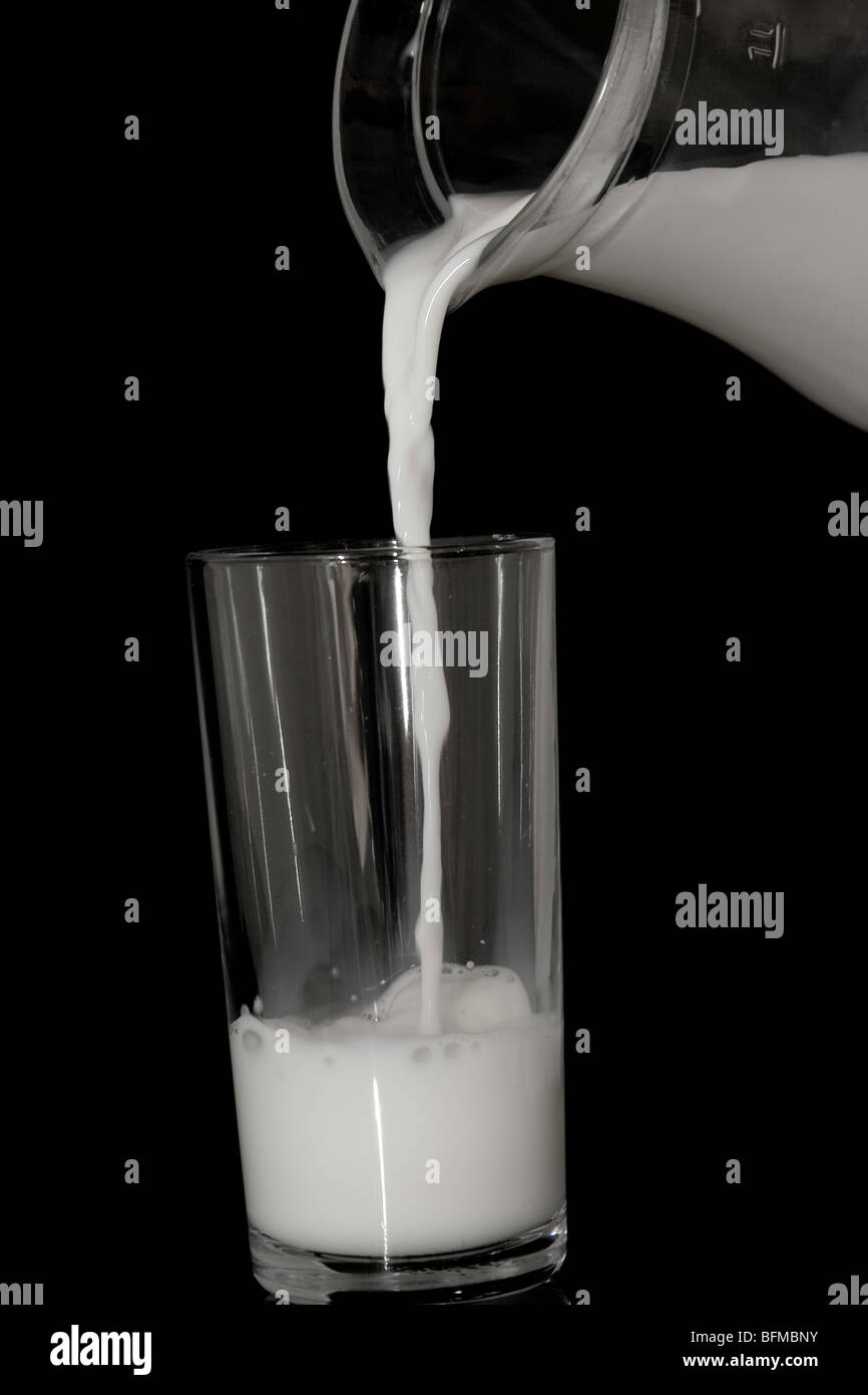 Verser un verre de lait Banque D'Images