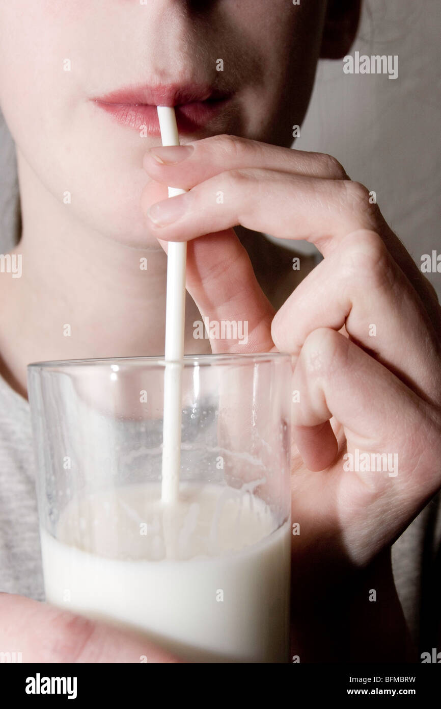 Girl drinking milk Banque D'Images