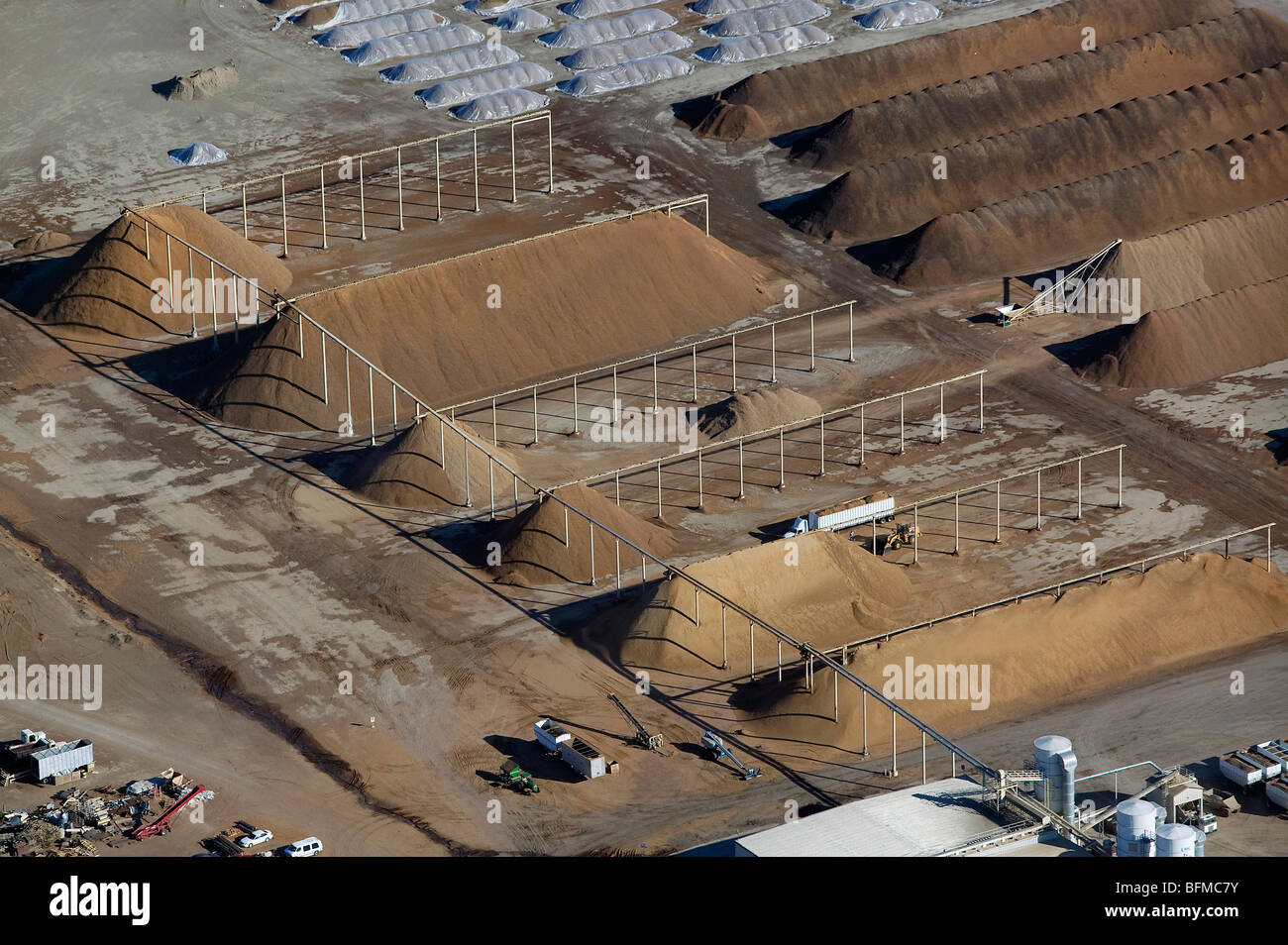 Vue aérienne au-dessus des piles de maïs pour l'alimentation des bovins de la vallée centrale de Californie Banque D'Images