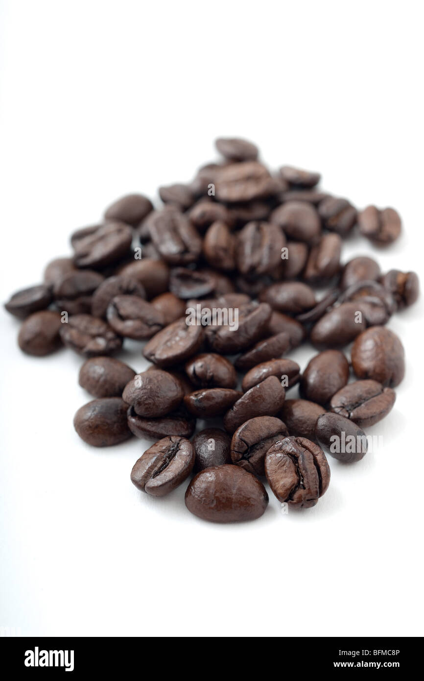 Studio macro shot of roasted Coffee beans Java africaine dans une pile isolé sur un fond blanc. Banque D'Images