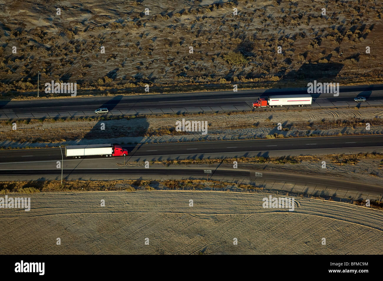 Vue aérienne au-dessus de l'interstate 5 camions près de la vallée centrale de Californie Banque D'Images