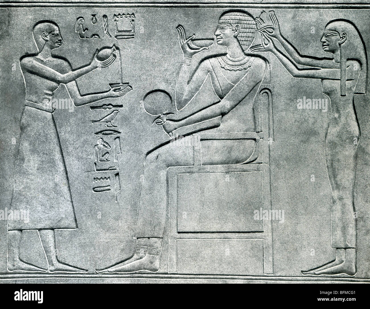La princesse égyptienne Kawit est assis , une femme de 11ème dynastie- Mentuhotep II. Un serviteur organise ses cheveux, une autre offre son vin Banque D'Images