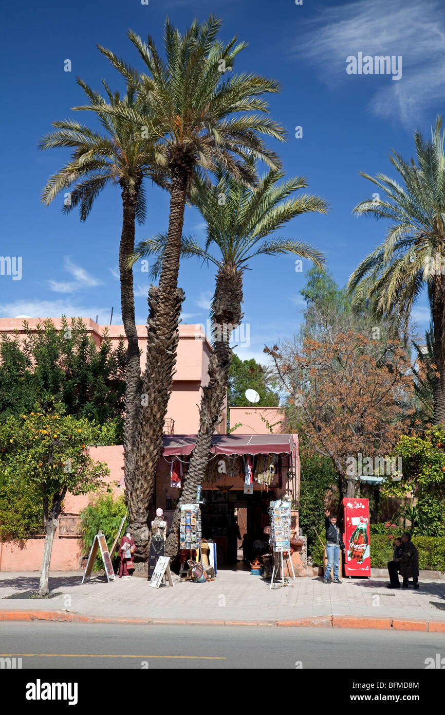 Kiosque (petit magasin général) sur l'avenue Mohammed V, Marrakech, Maroc Banque D'Images