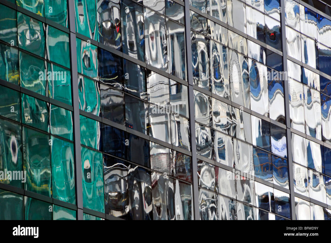 Panneaux non structuraux de verre miroir dans le revêtement de mur-rideau sur le bâtiment moderne montrant à proximité des reflets abstraits déformés à Londres Angleterre Royaume-Uni Banque D'Images