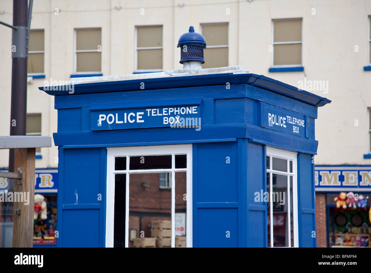 Téléphone Police bleu fort sur quai du port de Scarborough, North Yorkshire UK Banque D'Images