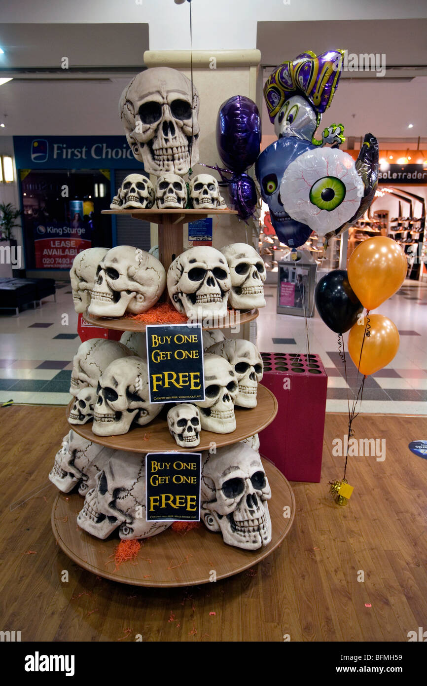 Fake skulls à vendre à l'halloween Banque D'Images