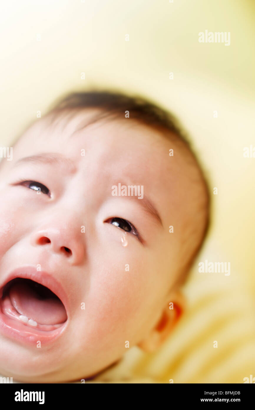 Bébé qui pleure avec bouche ouverte Photo Stock Alamy