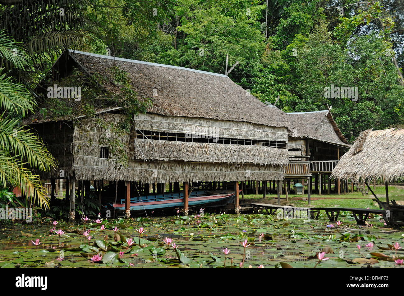 Iranun Traditional Thatched House, Longhouse & Boathouse from SW Sabah, State Museum Botanical Gardens, Kota Kinabalu Sabah Malaisie Bornéo Banque D'Images