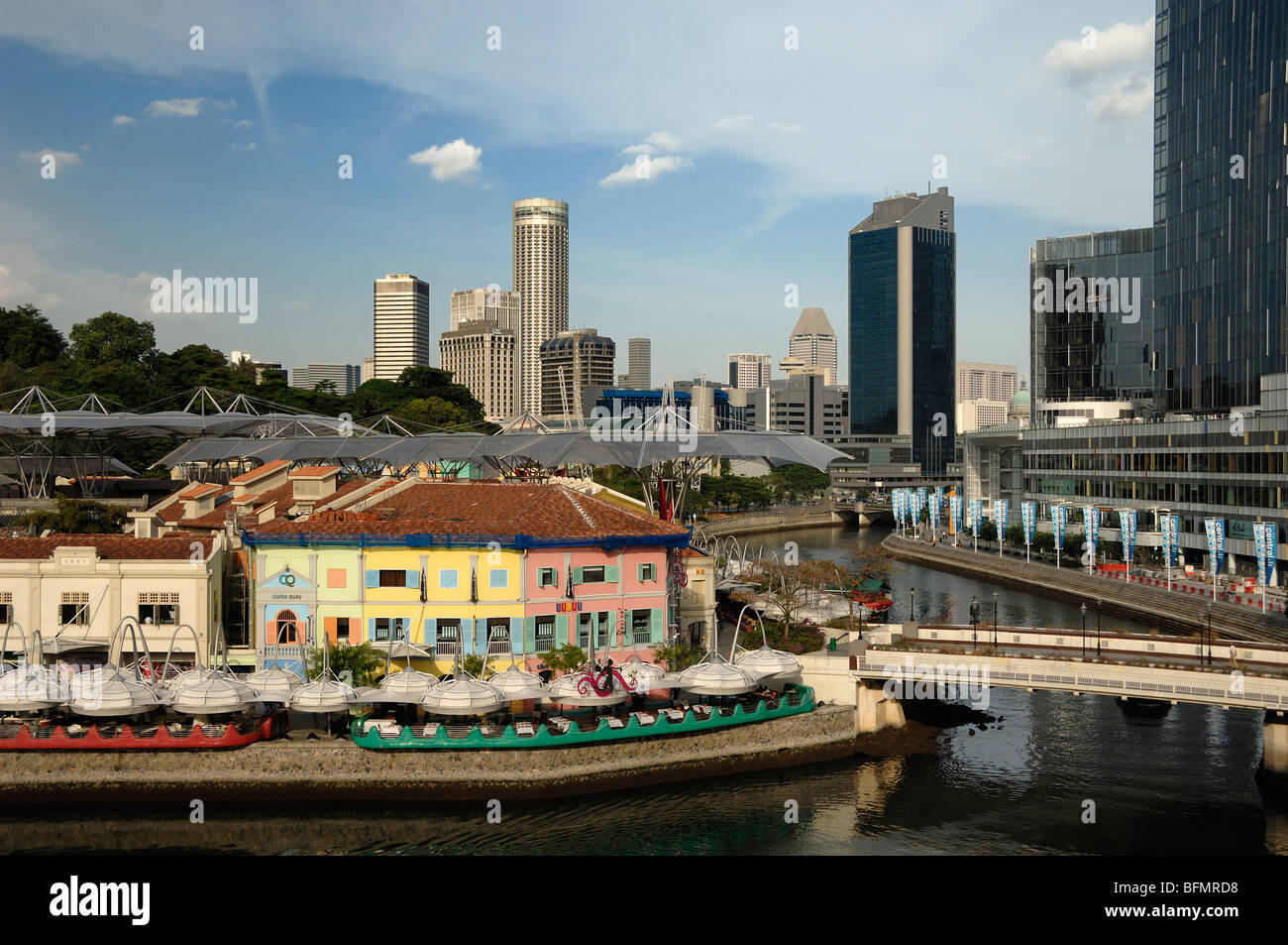 Paysage urbain, paysage urbain, Skyline & City vue des restaurants et bars Riverside sur Clarke Quay, fleuve Singapour et Skyline du quartier financier, Singapour Banque D'Images