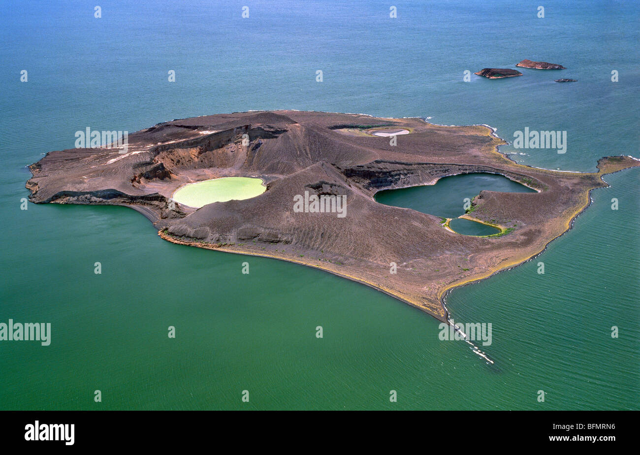 Une vue aérienne de l'île centrale du lac Turkana, montrant ses deux grands lacs de cratère d'origine volcanique. . Banque D'Images