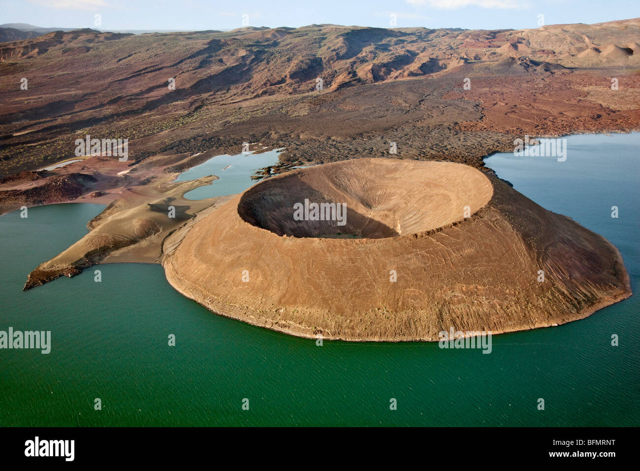 Cratère Nabuyatom jaillit en eaux de jade à l'extrémité sud du lac Turkana. Banque D'Images