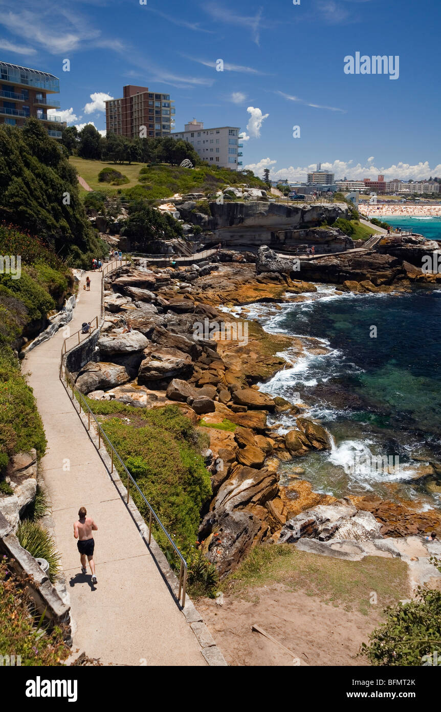 L'Australie, New South Wales, Sydney. Jogger sur le chemin côtier à Bondi Coofee. Banque D'Images