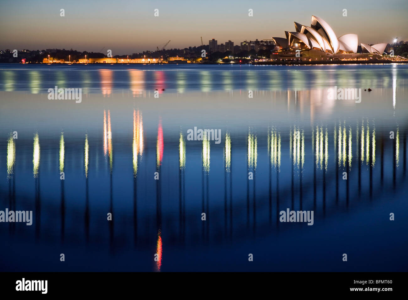 L'Australie, New South Wales, Sydney. Vue de l'Opéra de Sydney et le Harbour Bridge de Blues Point à l'aube. Banque D'Images