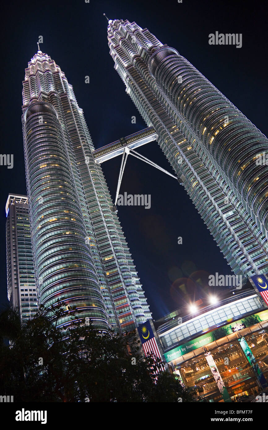La Malaisie, Kuala Lumpur, Kampong Baharu, la nuit vue du ciel pont reliant les deux tours jumelles Petronas Banque D'Images