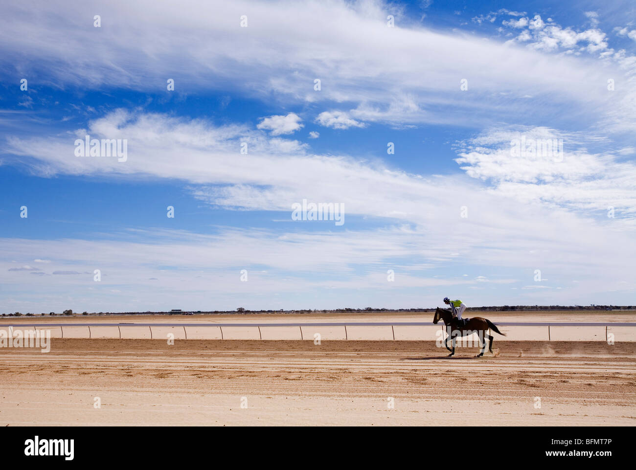 L'Australie, Queensland, Birdsville. Un cheval-cavalier sur le chemin de terre à Birdsville Birdsville au cours de l'assemblée annuelle. Banque D'Images