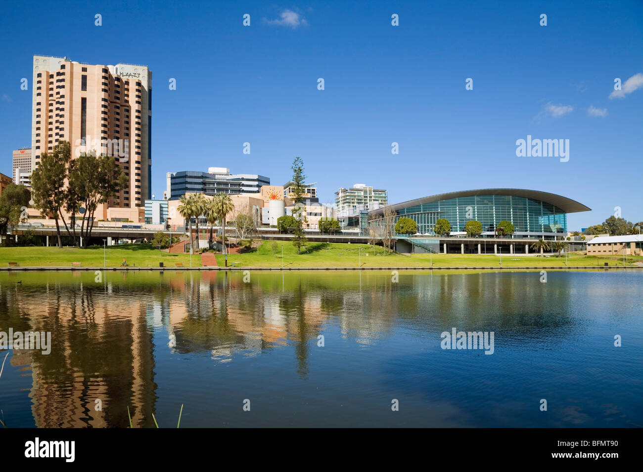 L'Australie, l'Australie du Sud, Adélaïde. L'Adelaide Convention Centre, sur les rives de la rivière Torrens. Banque D'Images