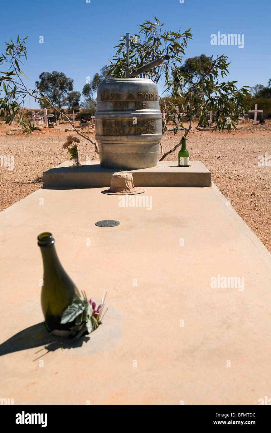 L'Australie, l'Australie du Sud, Coober Pedy. Un baril de bière pierre tombale marque la tombe d'un résident de Coober Pedy qui aimait un verre. Banque D'Images