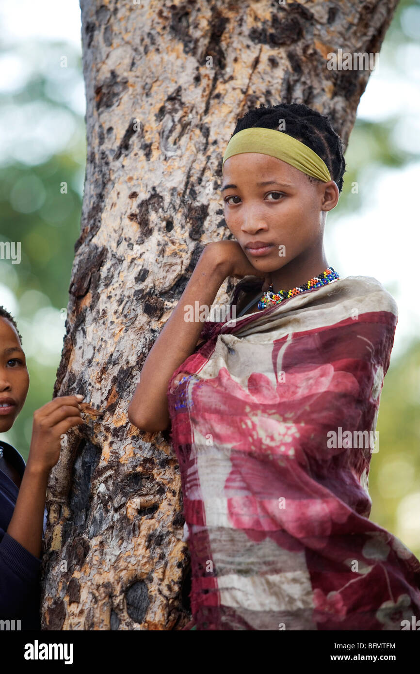 La Namibie, Bushmanland. Un jeune San (Bushman) femme Nhoqma au village (prononcé //Nhoq'ma) près de Tsumkwe, dans le nord-est de la Namibie. Banque D'Images