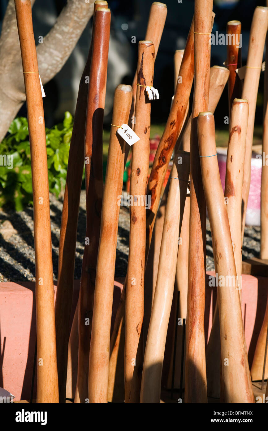L'Australie, Territoire du Nord, Darwin. Les didgeridoos en vente au marché Mindil Beach Sunset. Banque D'Images