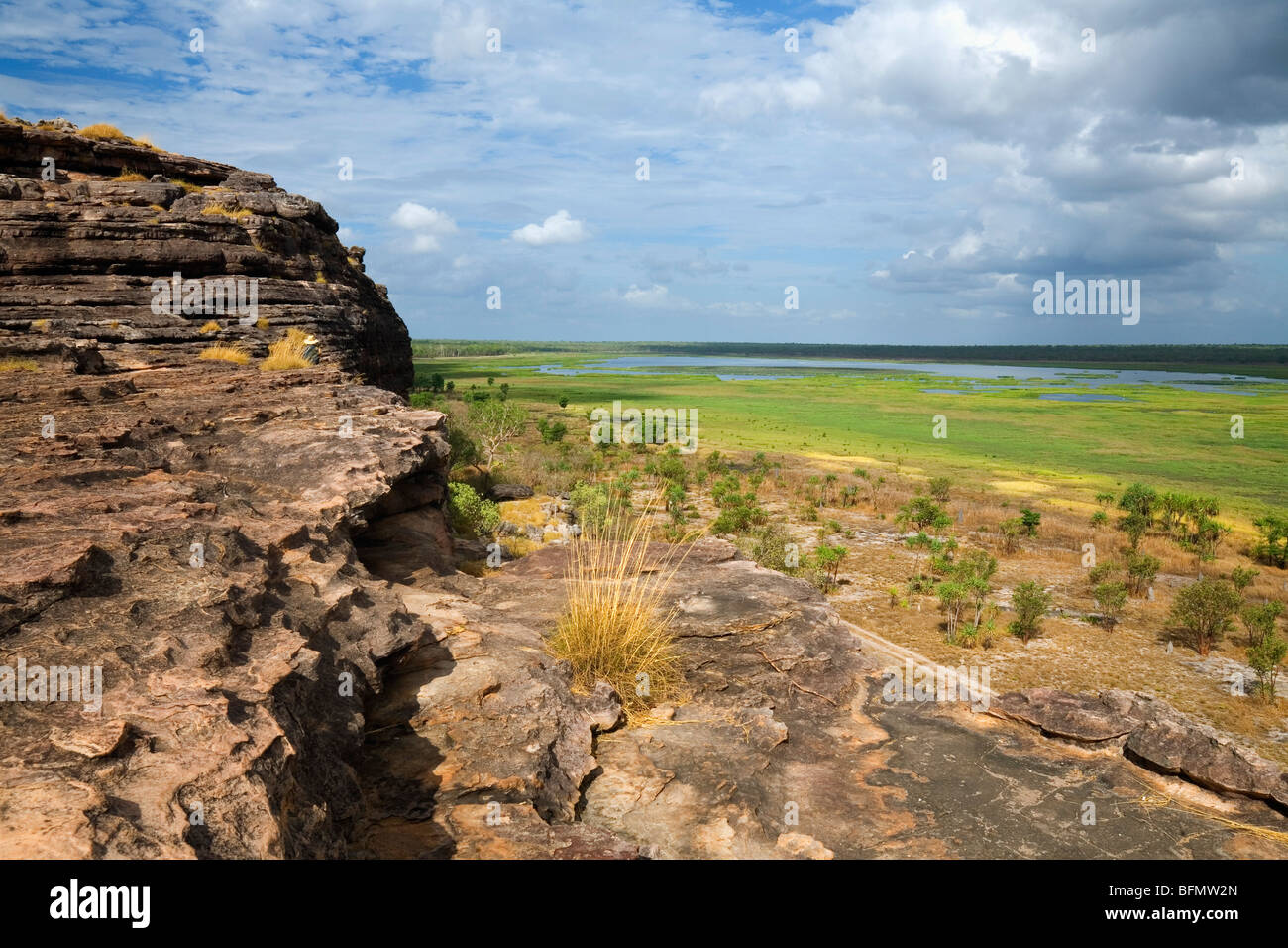 L'Australie, Territoire du Nord, le Parc National de Kakadu. Vue sur la plaine de l'Aboriginal Nadab site d'Ubirr. (PR) Banque D'Images