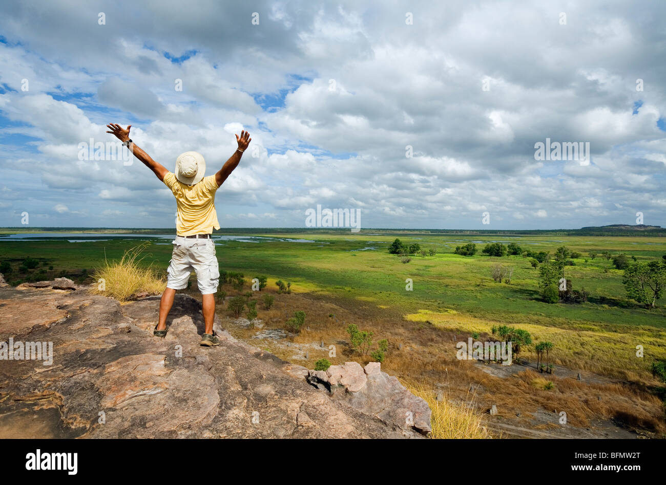 L'Australie, Territoire du Nord, le Parc National de Kakadu. Un touriste se tient au sommet de l'escarpement à Nadab Ubirr. (MR) (PR) Banque D'Images