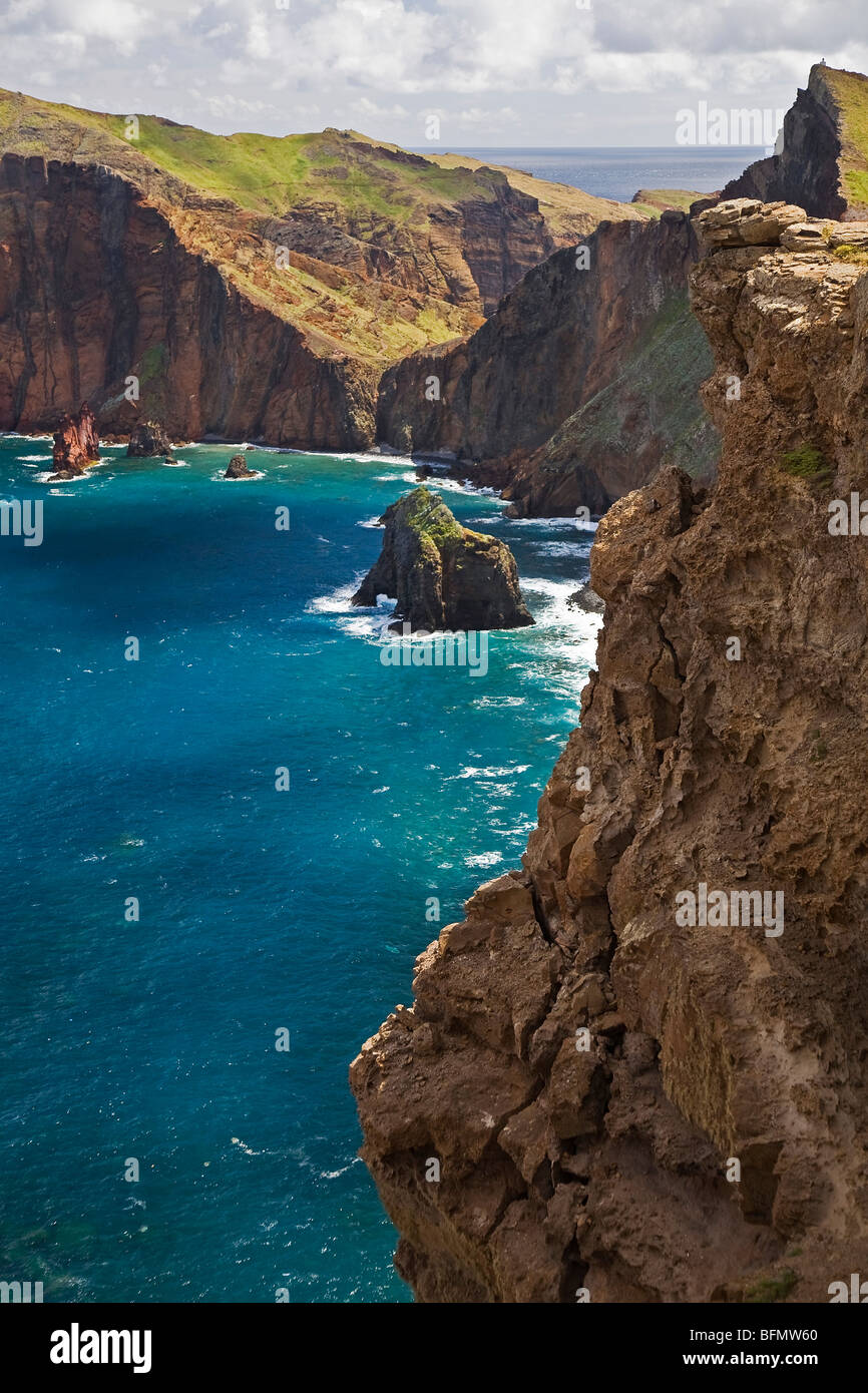Portugal, Madère, Canical, Ponta de Sao Laurenco, vue générale de la falaise et la mer à piles de l'île la plus pointe est Banque D'Images