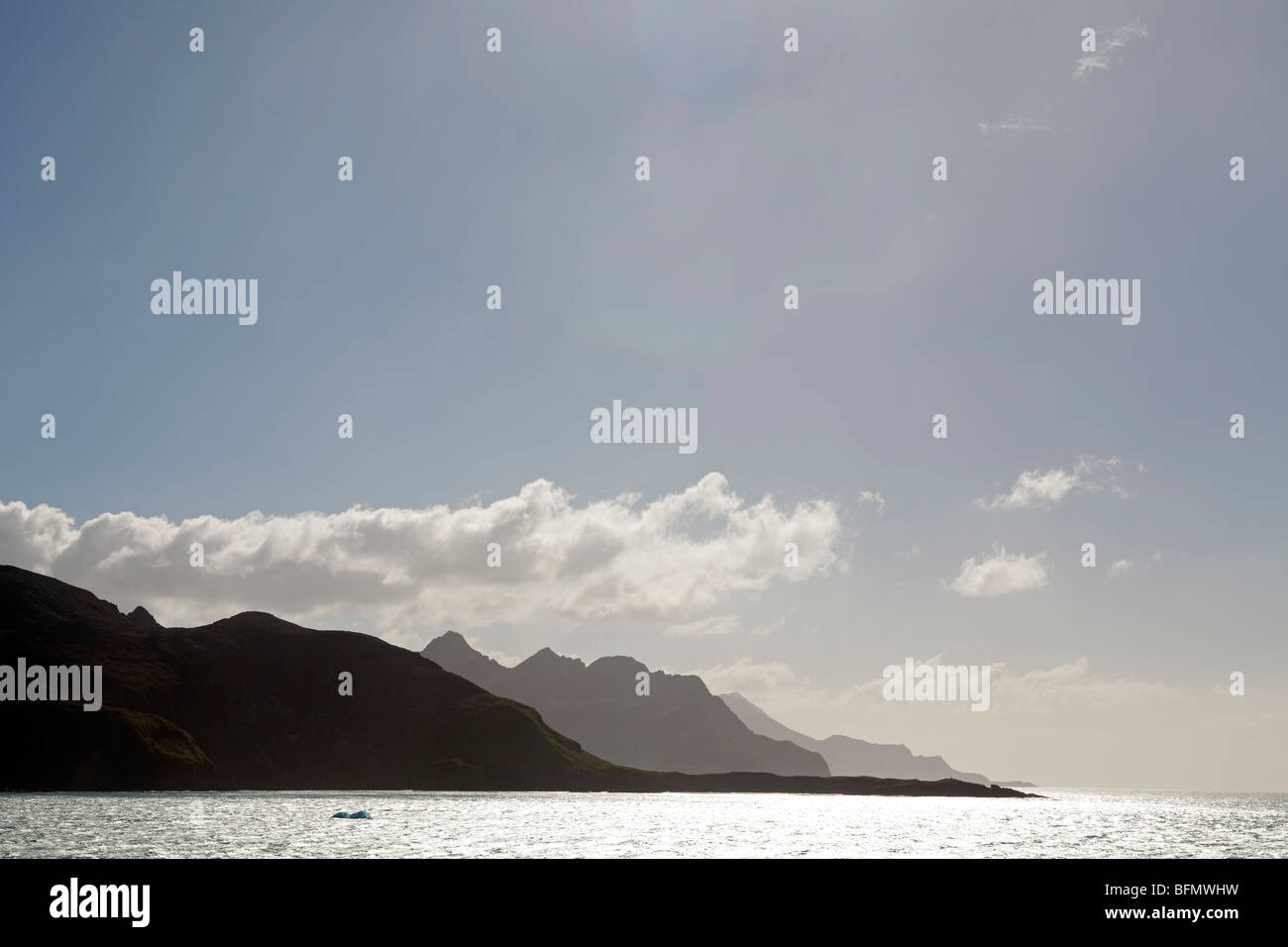 L'île de Géorgie du Sud, Cumberland Bay - voile de Cumberland en regardant vers le bas de la côte est vers Larsen Point. Banque D'Images