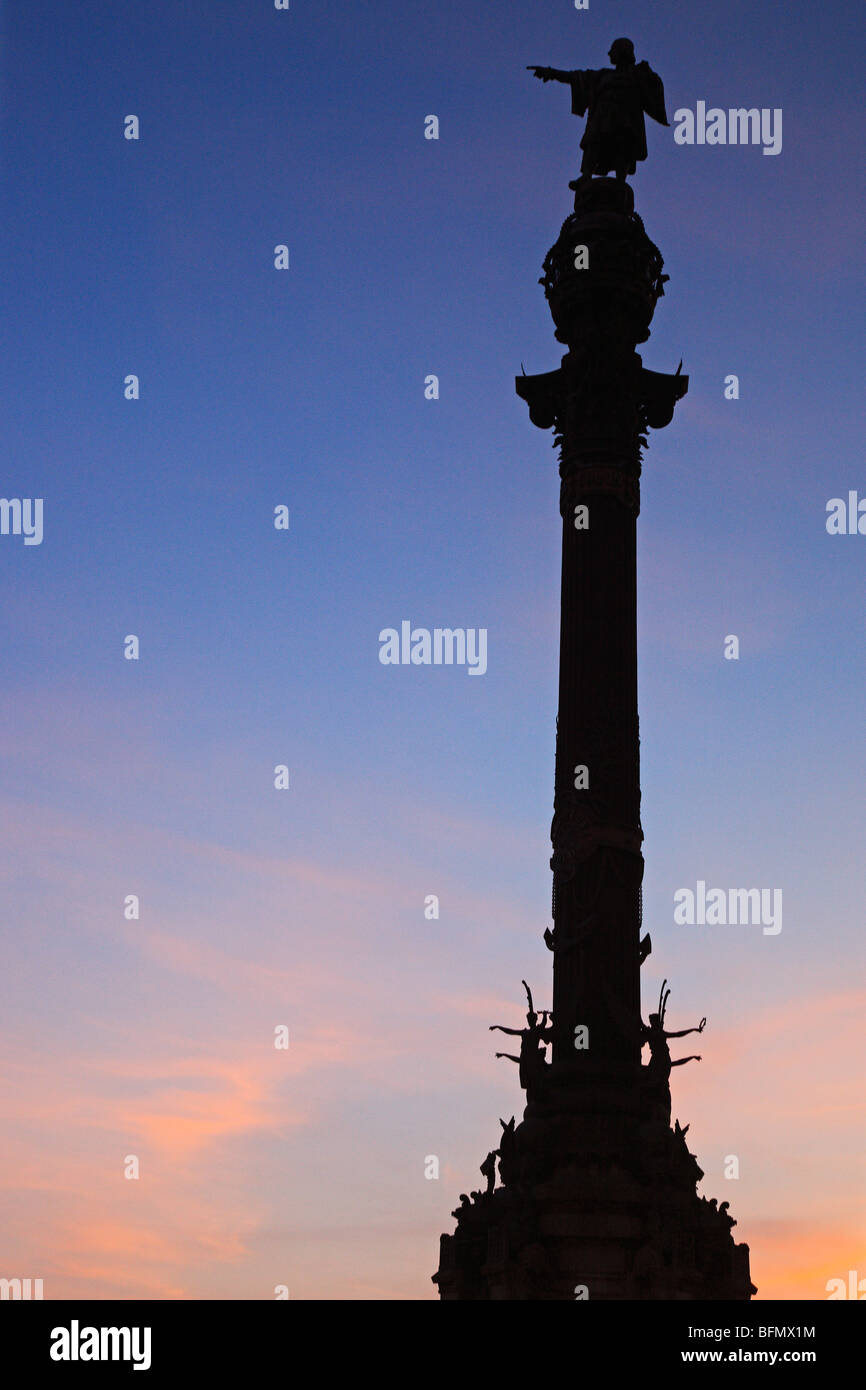 Espagne, Catalogne, Barcelone, Ciutat Vella, l Colum statue en l'honneur de Christophe Colomb au coucher du soleil. Banque D'Images
