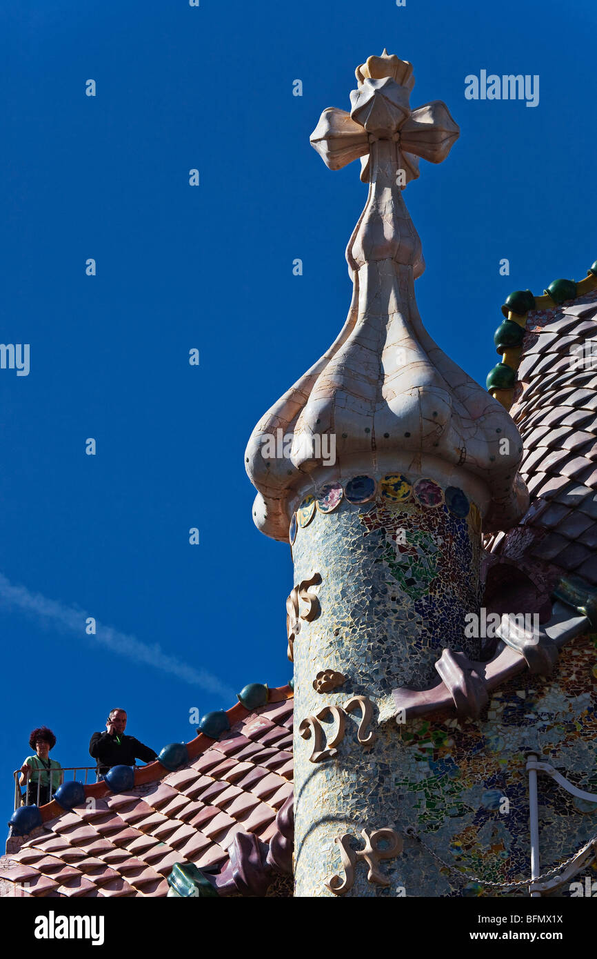 Espagne, Catalogne, Barcelone, Eixample, détail de tourelle sur le toit de La Casa Batlo (Maison des os), Architecte- Antoni Gaudi Banque D'Images