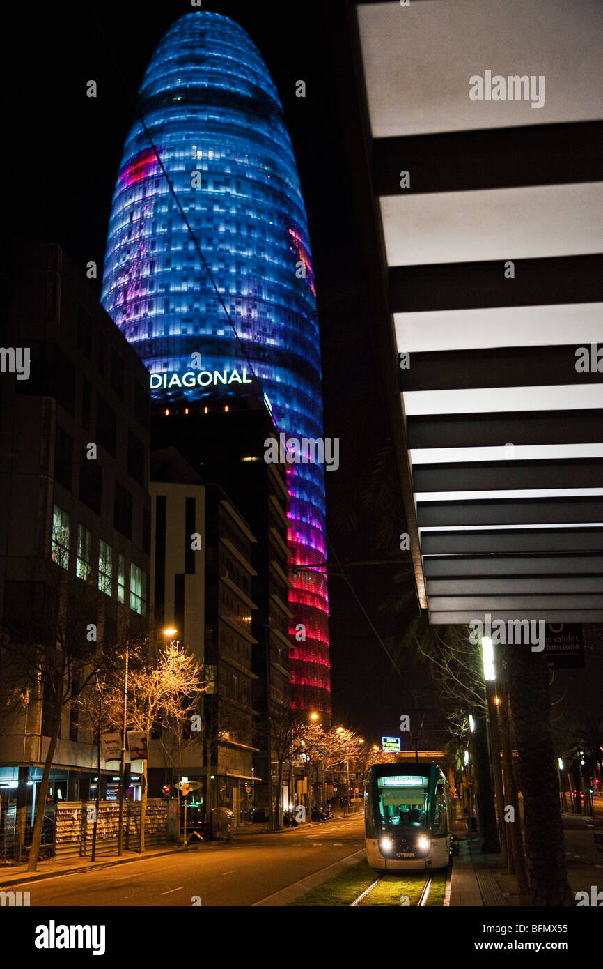 Espagne, Catalogne, Barcelone, El Clot, la Torre Agbar multicolores par l'architecte Jean Nouvel, CA L'Aranjo de tram. Banque D'Images