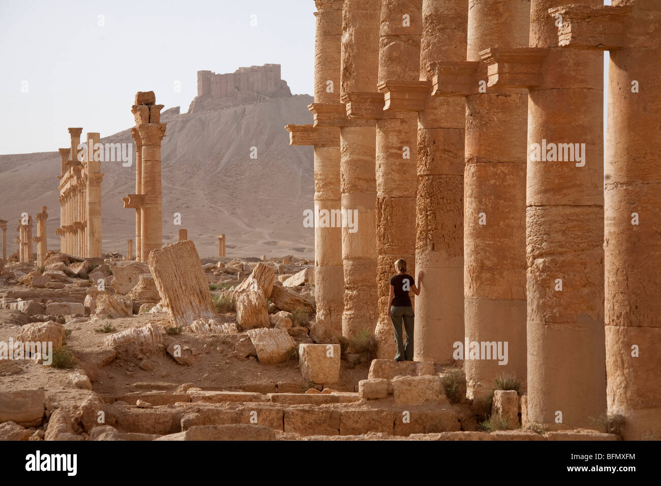 La Syrie, Palmyre. Le tourisme figure parmi les anciennes ruines de la ville de la reine Zénobie à Palmyre.(MR) Banque D'Images