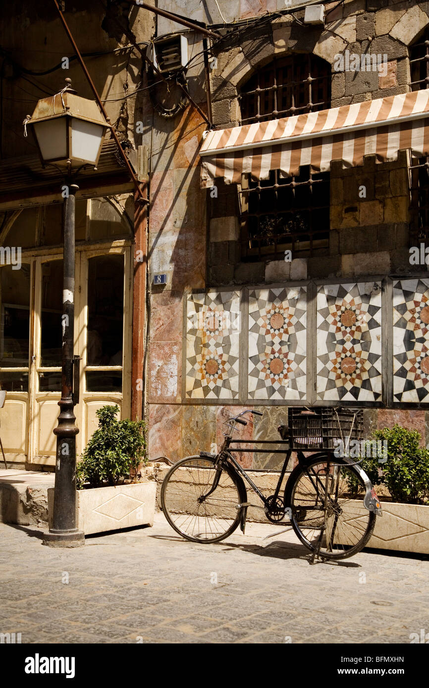 Syrie, Damas, Vieille Ville. Un vélo sur son stand dans une rue tranquille dans le vieux Damas Banque D'Images