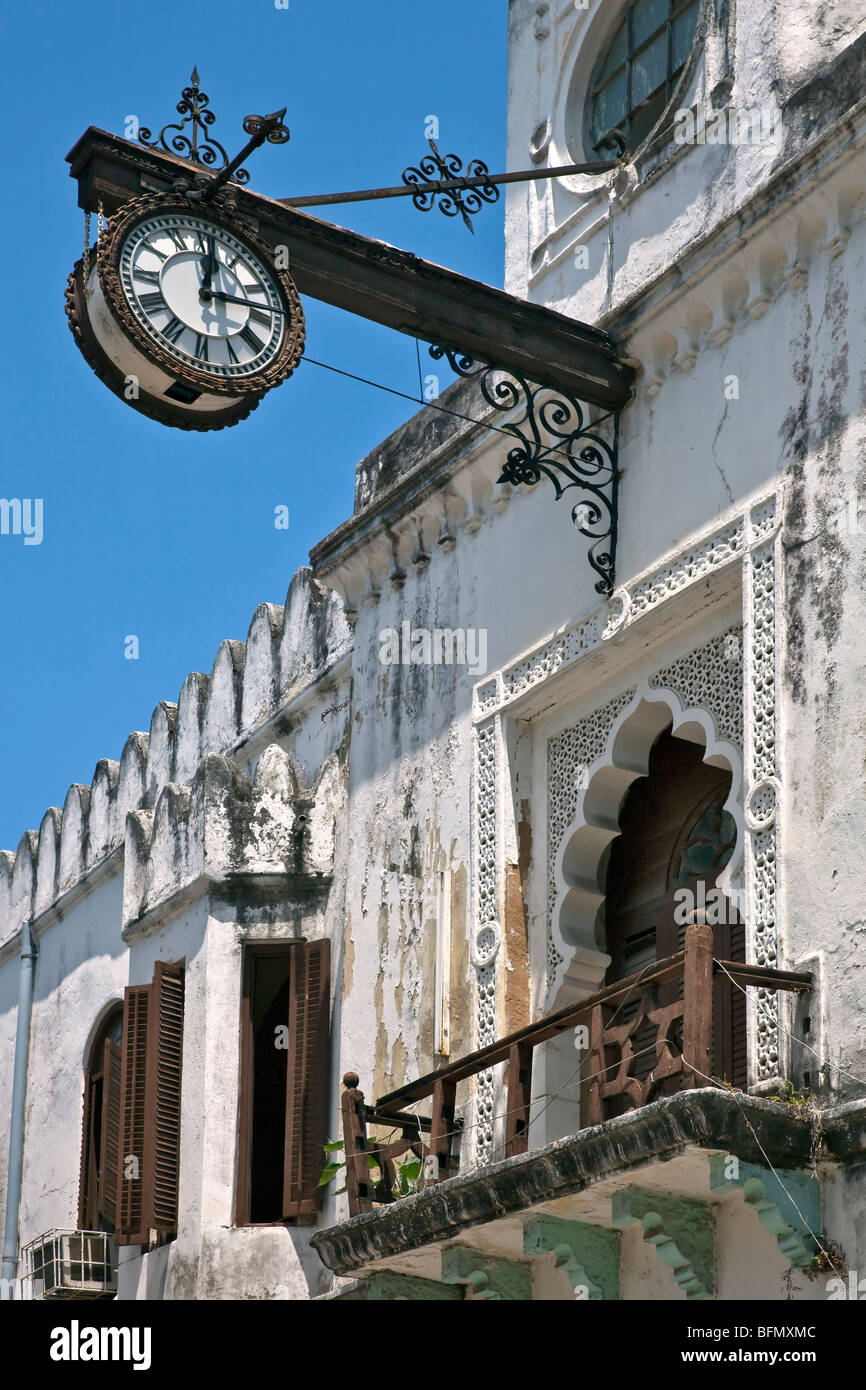 La Tanzanie, Zanzibar, Stone Town. La Haute Cour historique immeuble situé le long de Kaunda Street. Banque D'Images