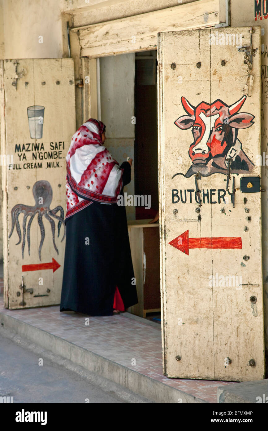 La Tanzanie, Zanzibar, Stone Town. Une boucherie dans l'un de Stone Town s labyrinthe de rues étroites. Banque D'Images