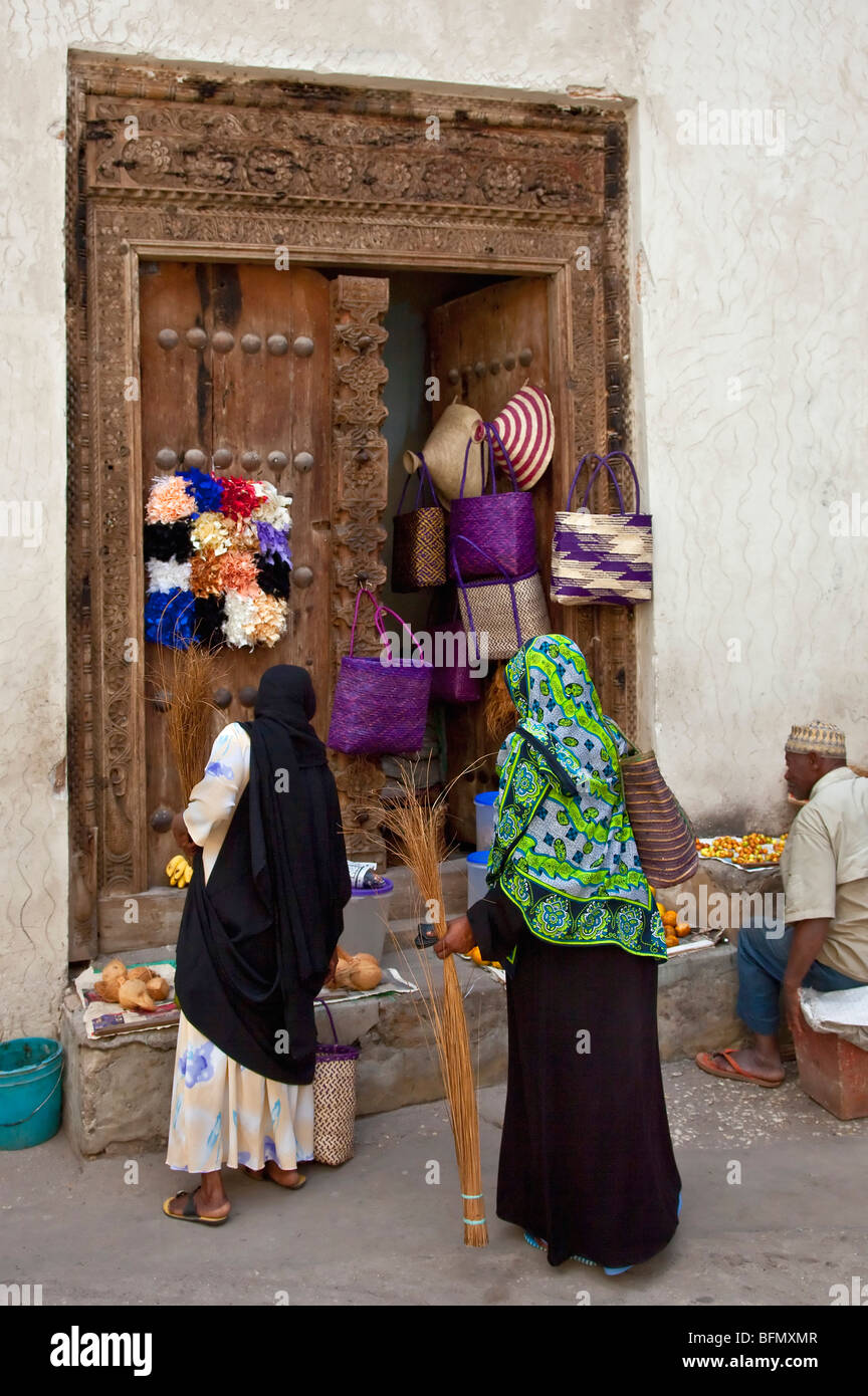 La Tanzanie, Zanzibar, Stone Town. Un étal typique dans l'un de Stone Town s labyrinthe de rues étroites. Banque D'Images