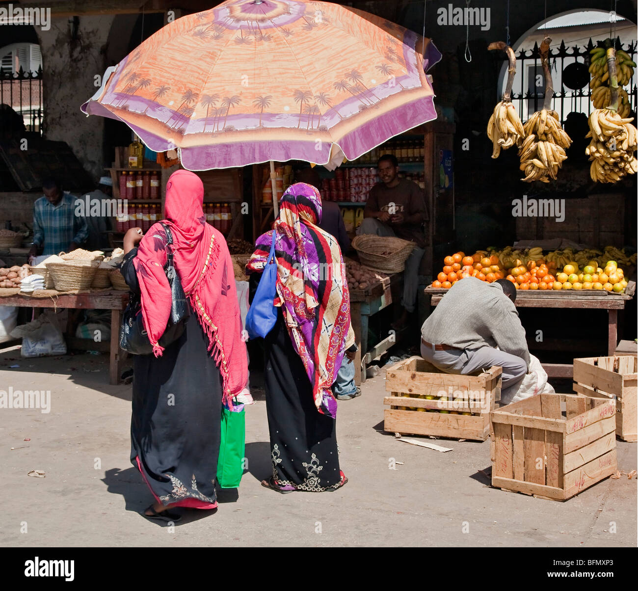 La Tanzanie, Zanzibar, Stone Town. Deux femmes shop pour les fruits et légumes au marché Central Zanzibars. Banque D'Images