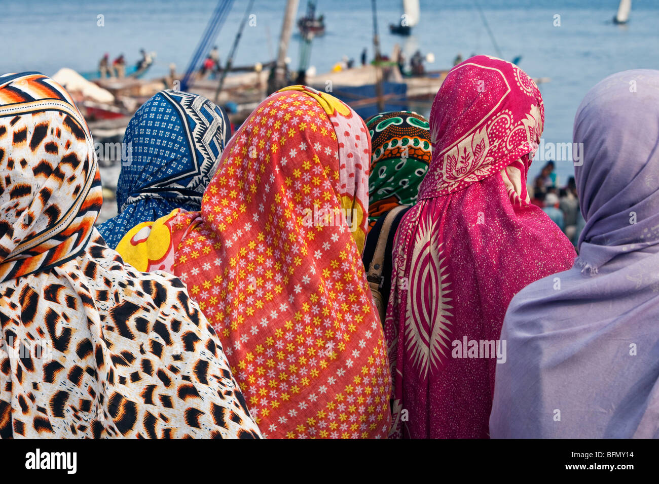 La Tanzanie, Zanzibar, Stone Town. Le matin, les femmes portant de Zanzibar  kanga, d'attente pour acheter du poisson au port de Zanzibar boutre s Photo  Stock - Alamy