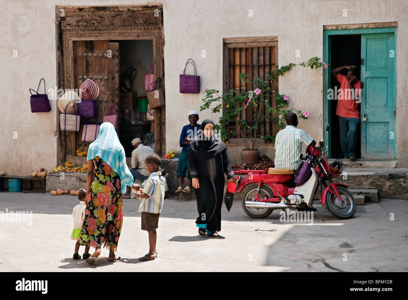 La Tanzanie, Zanzibar, Stone Town. Une scène typique avec un petit magasin général dans l'un de Stone Town s labyrinthe de rues étroites. Banque D'Images
