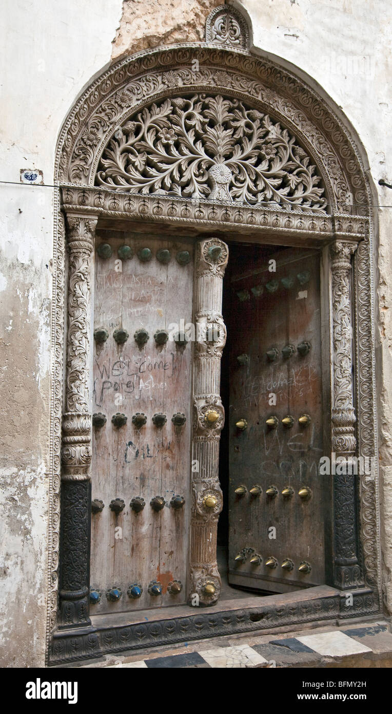 La Tanzanie, Zanzibar, Stone Town. Porte d'une maison qui appartenait à Tippu Tip, la plus riche des Zanzibars fin xixe siècle les marchands d'esclaves. Banque D'Images