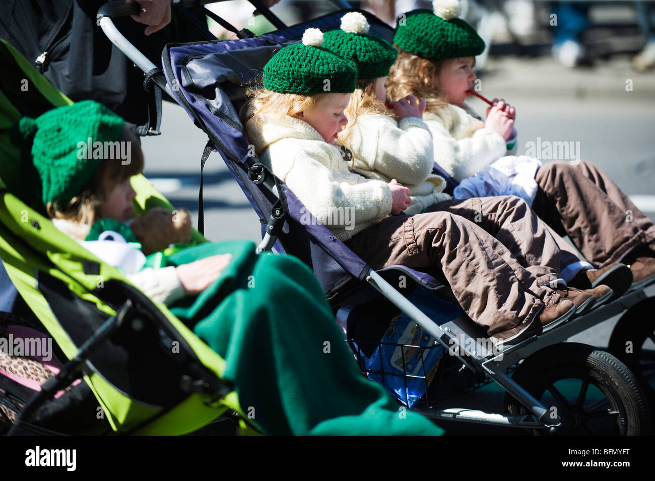 USA, New York State, New York, Manhattan, in green, St Patricks Day célébrations, 5ème Avenue Banque D'Images